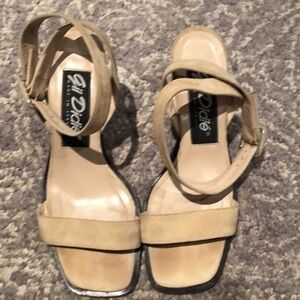 Gil Didie block heel heeled sandals in cream in 7